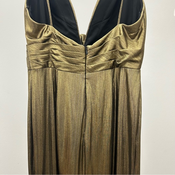 Mac Duggal Metallic Low-Back Plunge Column Gown - Picture 9 of 12